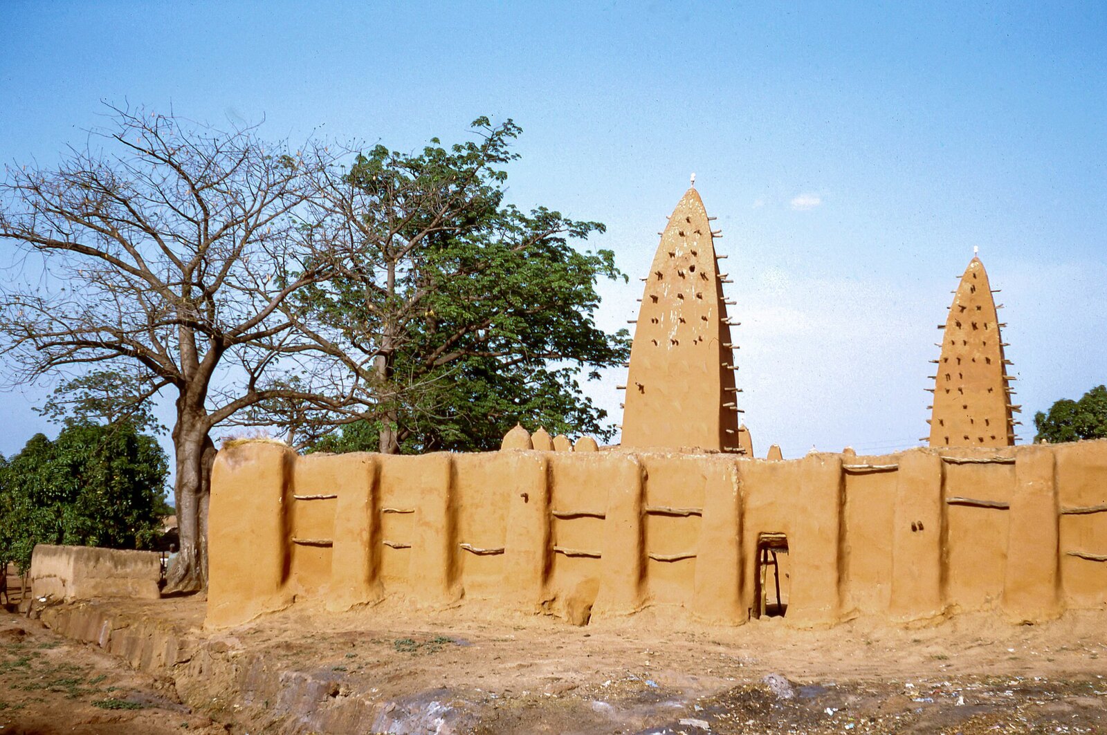 Photo: Artur Rumpel / CC BY-SA 3.0 Burkina Faso — Grand Mosque of Bobo-Dioulasso