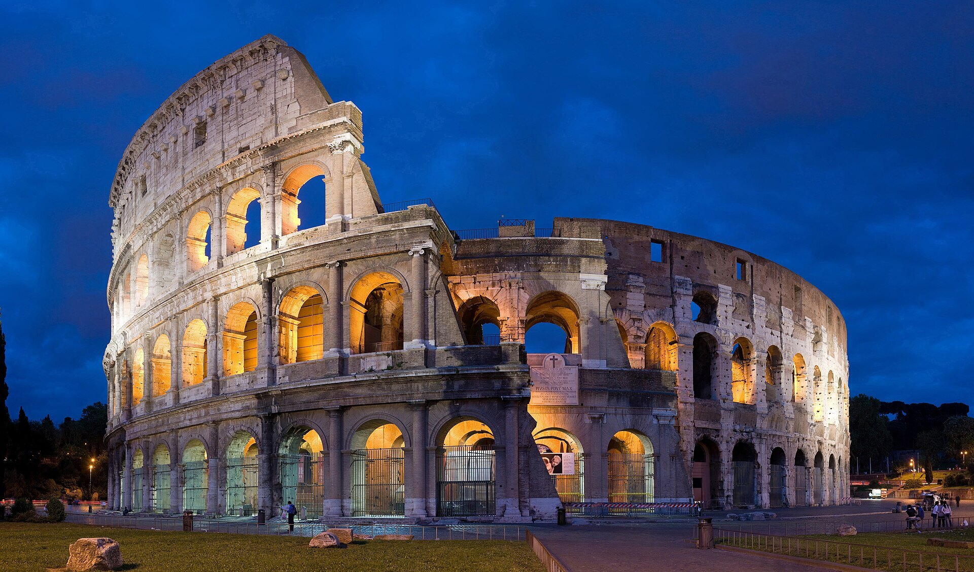 Photo: Diliff / CC BY-SA 2.5 Italy — The Colosseum